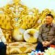 Ketua DPRD Provinsi Gorontalo, Thomas Mopili, saat menerima kunjungan Kepala Bandara Djalaludin Gorontalo, Joko Harjani, di rumah jabatan pada hari kedua Idulfitri 1446 H, Selasa (01/04/2025). (Foto : Dok. Humas DPRD)