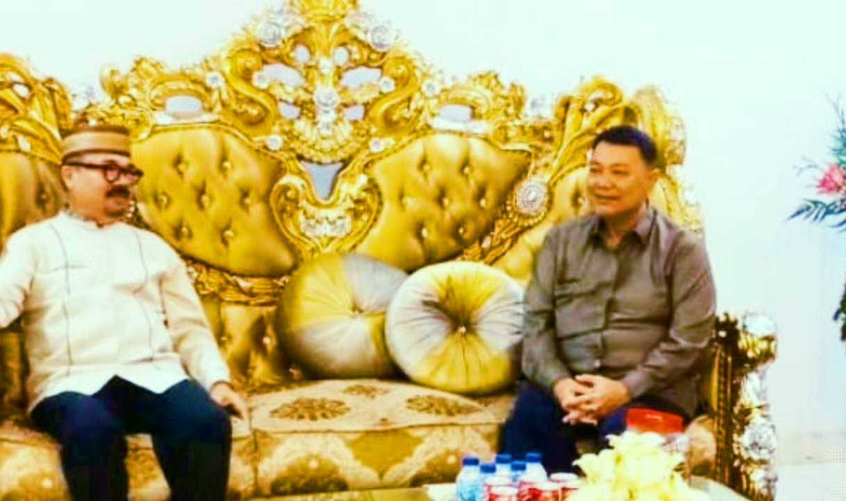 Ketua DPRD Provinsi Gorontalo, Thomas Mopili, saat menerima kunjungan Kepala Bandara Djalaludin Gorontalo, Joko Harjani, di rumah jabatan pada hari kedua Idulfitri 1446 H, Selasa (01/04/2025). (Foto : Dok. Humas DPRD)