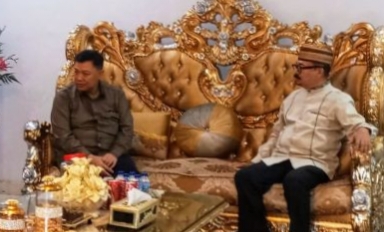Ketua DPRD Provinsi Gorontalo, Thomas Mopili, saat menerima kunjungan Kepala Bandara Djalaludin Gorontalo, Joko Harjani, di rumah jabatan pada hari kedua Idulfitri 1446 H, Selasa (01/04/2025). (Foto : Dok. Humas DPRD)