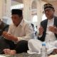Ketua DPRD Provinsi Gorontalo, Thomas Mopili (kiri) saat menunaikan salat Id bersama masyarakat Kota Gorontalo di Masjid Baiturrahim.(Foto : Dok. Humas DPRD)