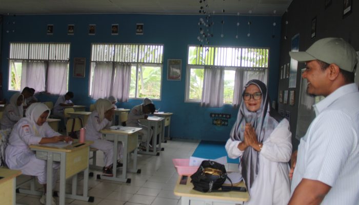 Komisi IV Deprov Pantau Langsung Ujian di SMA Negeri 1 Paguat