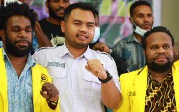 Mantan koordinator Pusat Aliansi BEM Nusantara (Koorpus BEM Nus) 2021-2022 Eko Pratama (tengah). (Foto : Dok. Ist.)