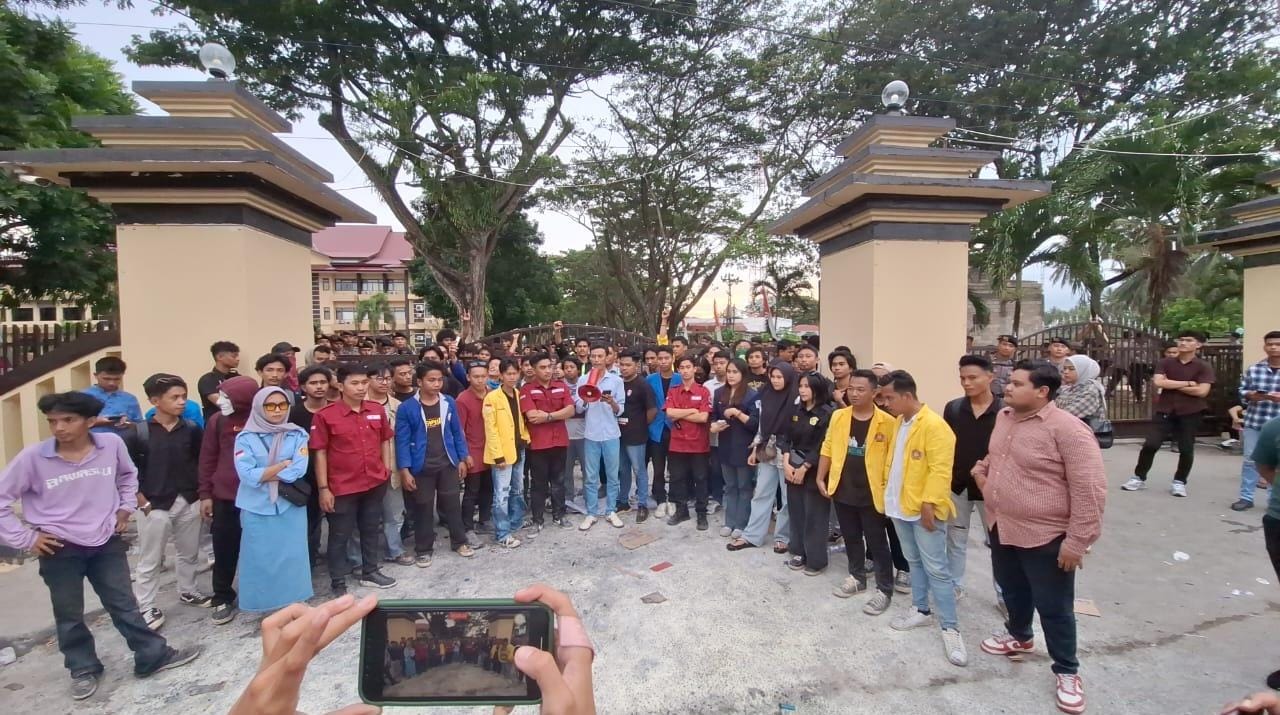 Aliansi BEM Provinsi saat menggelar aksi di depan Polda Gorontalo, Selasa (6/5/2025)./Penagar.id