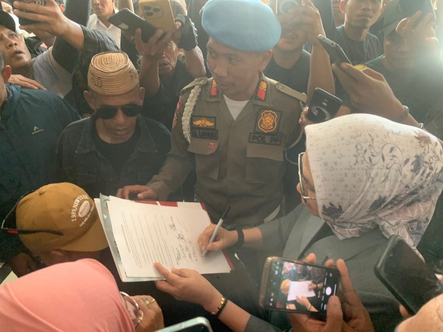 Penandatanganan nota kesepahaman (MoU) antara perwakilan penambang dan Panitia Khusus (Pansus) Pertambangan DPRD.(Foto : Dok. Ist.)
