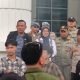 Anggota DPRD Provinsi Gorontalo, Ghalieb Lahidjun saat menerima mahasiswa HMI yang melakukan aksi demonstrasi. (Foto: Dok.Ist.)