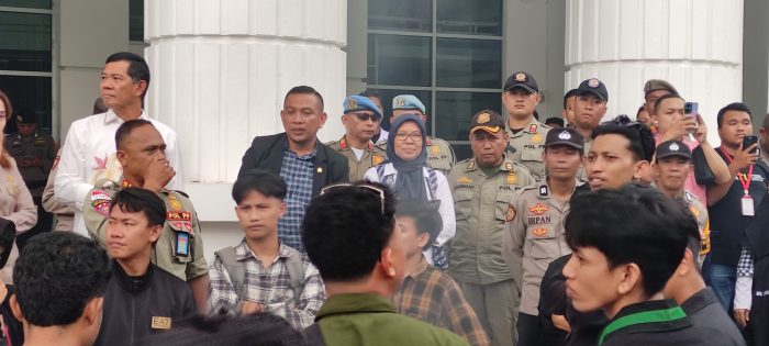 Anggota DPRD Provinsi Gorontalo, Ghalieb Lahidjun saat menerima mahasiswa HMI yang melakukan aksi demonstrasi. (Foto: Dok.Ist.)