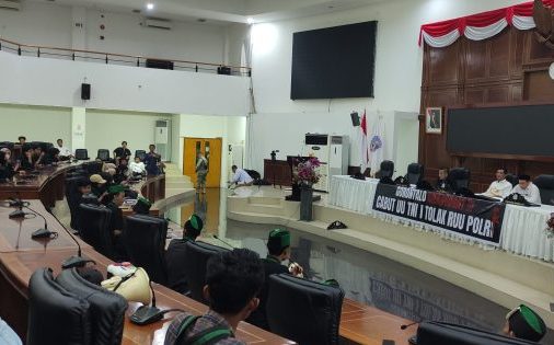 Masa aksi HMI saat diterima di ruang sidang Gedung DPRD Provinsi Gorontalo. (Foto: Dok. Ist.)