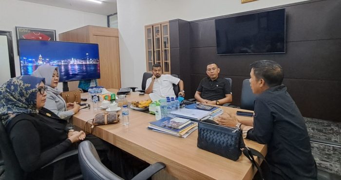 Komisi IV DPRD Provinsi Gorontalo saat menemui Sekjen PSSI, Yunus Nusi, di Jakarta. (Foto: Dok. Ist)