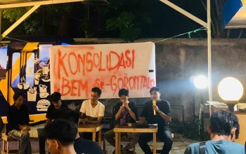 Almisbah Ali Dodego (paling kanan) bersama Pengurus BEM Provinsi Gorontalo dan sejumlah organisasi mahasiswa saat menggelar konsolidasi menjelang aksi demonstrasi, memprotes lemahnya kinerja Polda Gorontalo dalam menangani tambang ilegal yang semakin marak di daerah tersebut. (Foto : Dok. BEM Provinsi Gorontalo)