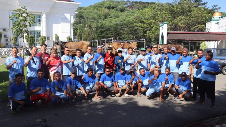 Penyembelihan hewan qurban yang berlokasi dihalaman Mesjid Jabbal Musyawarah Komplek Kantor DPRD Provinsi Gorontalo dalam rangka memperingati Hari Raya Idul Adha 1446 H tahun 2025.(Foto : Humas DPRD)