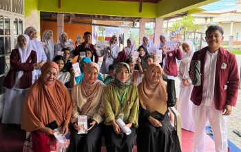 Suasana foto bersama saat Mahasiswa Profesi Ners UNG saat menggelar kegiatan edukasi pencegahan penyakit DBD yang berlangsung di Lingkungan 3, Kelurahan Dutulanaa, Kecamatan Limboto, Kabupaten Gorontalo./Penagar.id 
