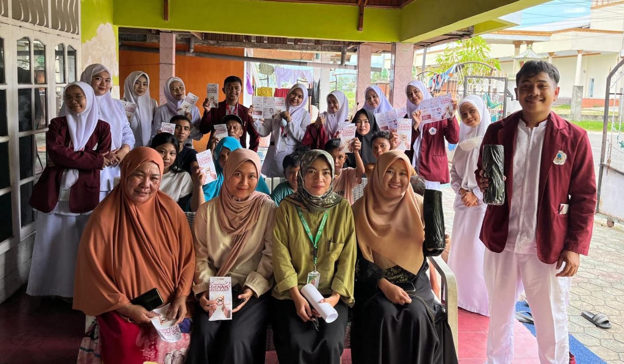 Suasana foto bersama saat Mahasiswa Profesi Ners UNG saat menggelar kegiatan edukasi pencegahan penyakit DBD yang berlangsung di Lingkungan 3, Kelurahan Dutulanaa, Kecamatan Limboto, Kabupaten Gorontalo./Penagar.id 