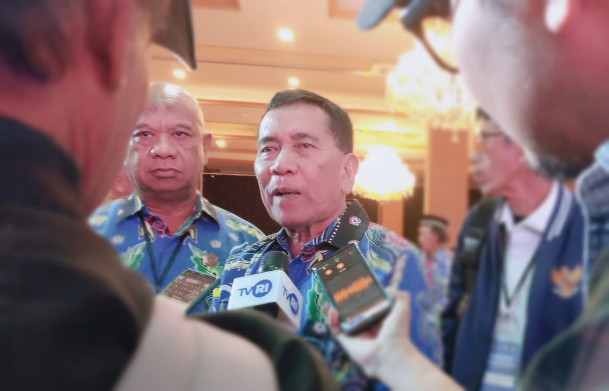 Ketua Umum KTNA Pusat, Ir. H. Mohammad Yadi Sofyan Noor, saat diwawancarai awak media usai membuka forum Rembug Madya KTNA Nasional di Grand Q Hotel, Kota Gorontalo, Kamis (12/6/2025).(Foto : Sucipto Mokodompis/Penagar.id)