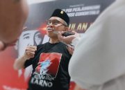 Sekretaris DPD PDIP Gorontalo, La Ode Haimudin saat diwawancarai awak media, Minggu (15/6/2025). (Foto : Sucipto Mokodompis/ Penagar.id)