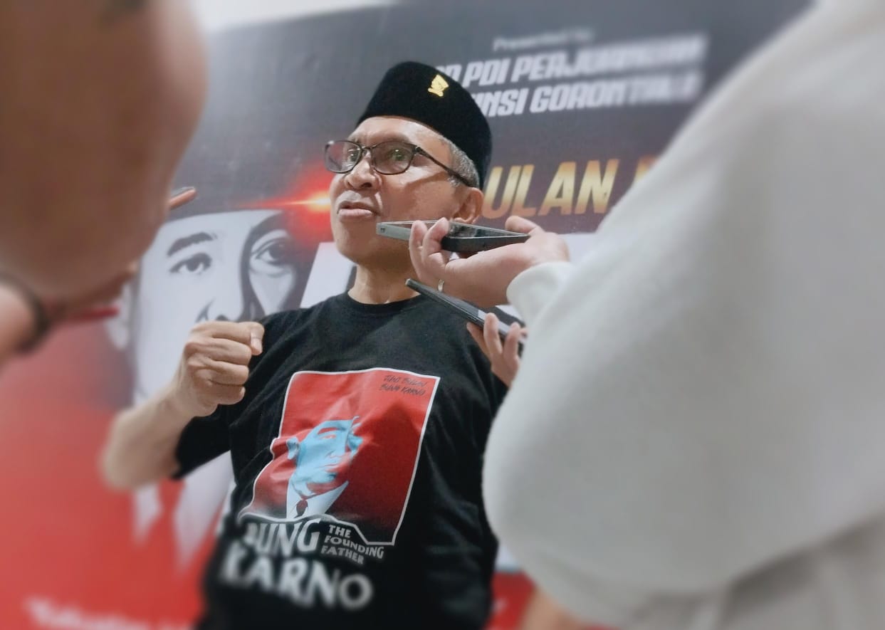 Sekretaris DPD PDIP Gorontalo, La Ode Haimudin saat diwawancarai awak media, Minggu (15/6/2025). (Foto : Sucipto Mokodompis/ Penagar.id)