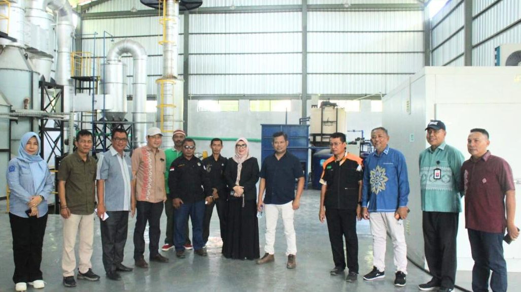 Komisi IV DPRD Provinsi Gorontalo saat melakukan kunjungan kerja ke UPTD Tempat Pemrosesan Akhir (TPA) Talumelito, Kabupaten Gorontalo pada Kamis (12/6/2025).