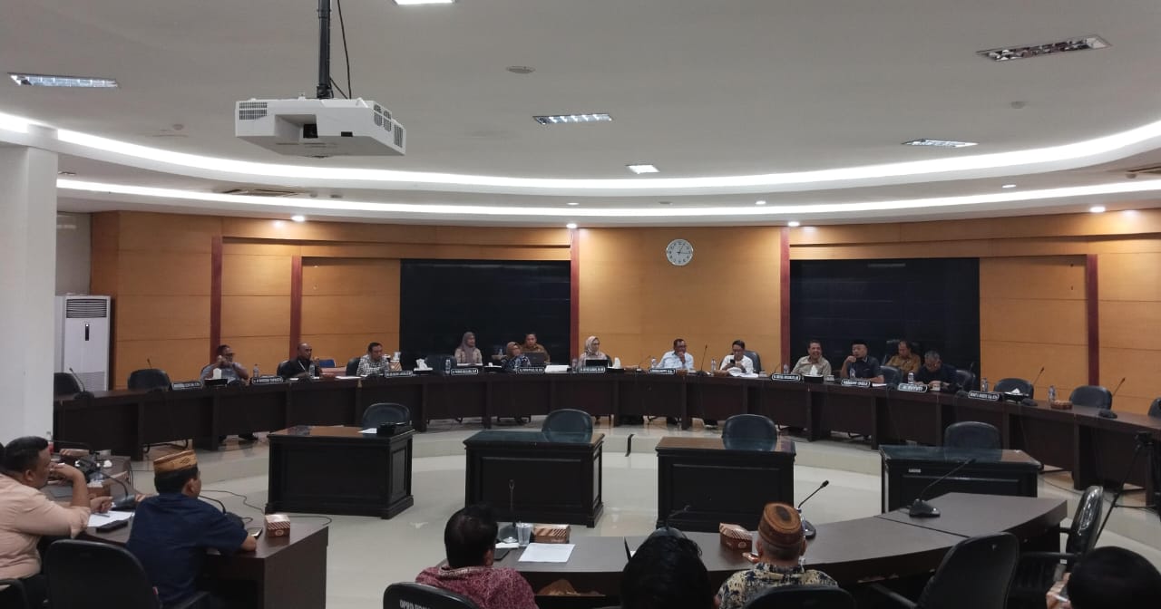 Suasana RDP yang digelar Pansusm Pertambangan DPRD Provinsi Gorontalo bersama Tim 20 yang berlangsung di Ruang Dulohupa pada Selasa (10/6/2025). (Foto : Iwan/Penagar.id)