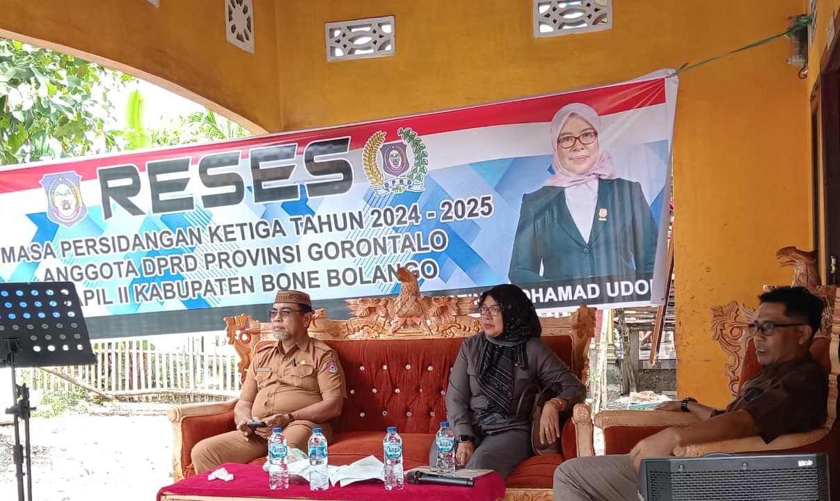 Anggota DPRD Provinsi Gorontalo, Femmy Udoki saat menggelar reses di Desa Pelita Jaya, Kecamatan Bone Raya, Selasa (24/6/2025)./Penagar.id