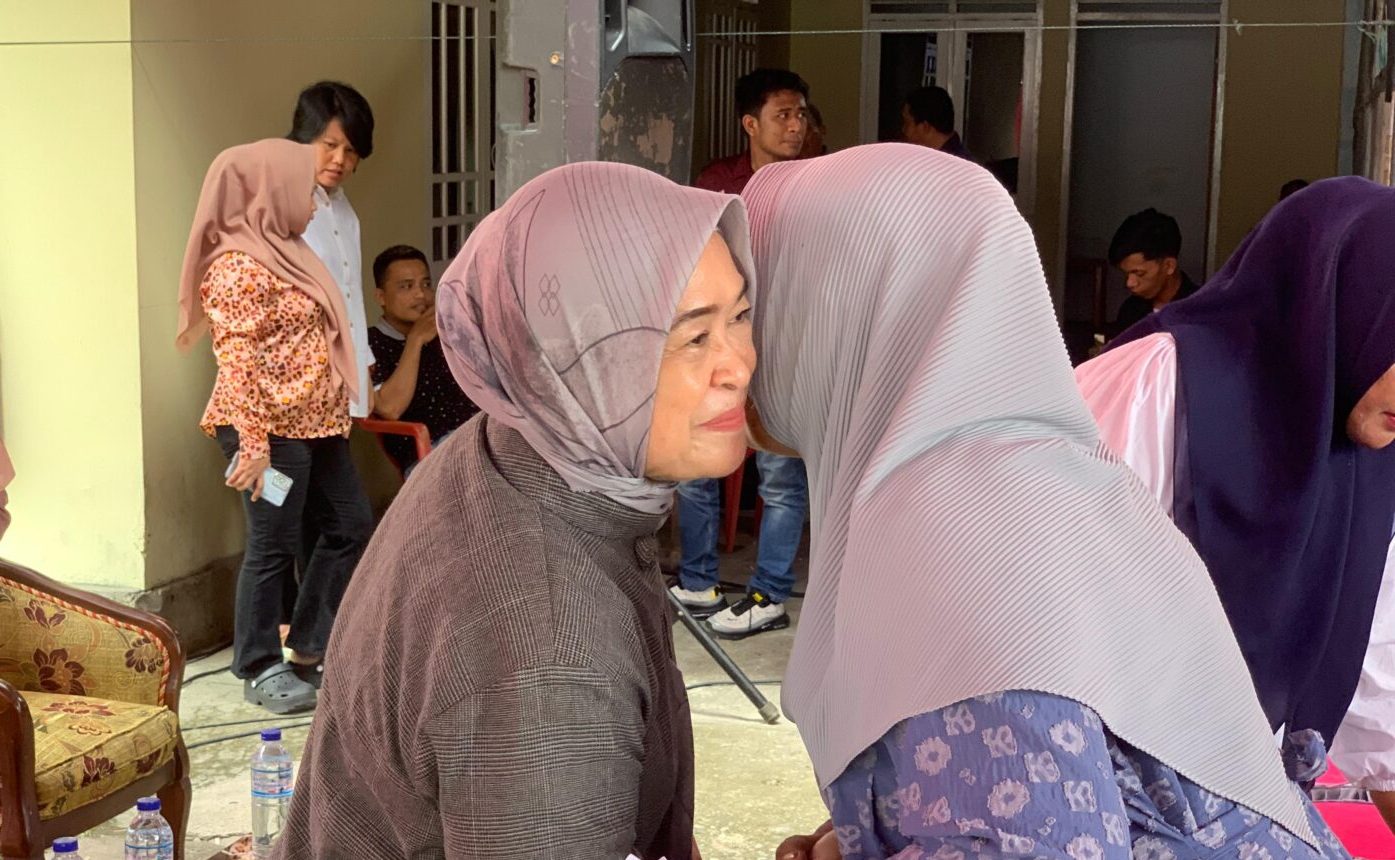 Anggota DPRD Provinsi Gorontalo, Lolly Yunus saat menggelar reses di di Desa Oluhuta Utara, Rabu (25/6/2025). (Foto : Penagar.id)