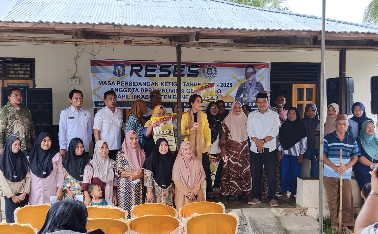 Anggota DPRD Provinsi Gorontalo, Yeyen Sidiki saat menggelar reses di Desa Toto Selatan, Kecamatan Kabila pada Selasa (24/6/2025). (Foto : Sucipto Mokodompis/ Penagar.id)