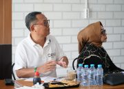 Bupati dan Wakil Bupati Gorontalo Utara, Thariq Modanggu dan Nurjanah Yusuf saat mematangkan program 100 hari kerja. (Foto: Dok. Ist.)