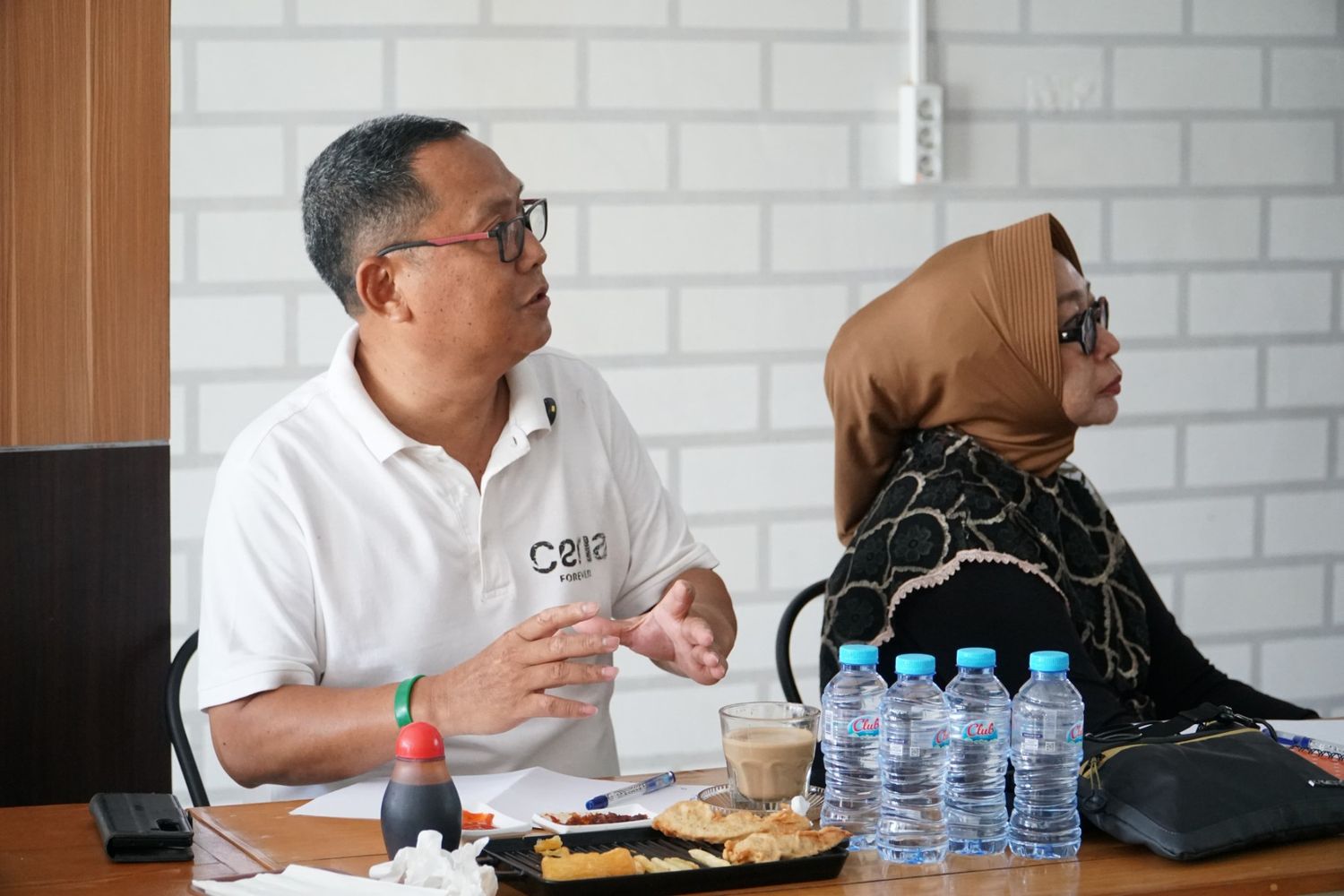 Bupati dan Wakil Bupati Gorontalo Utara, Thariq Modanggu dan Nurjanah Yusuf saat mematangkan program 100 hari kerja. (Foto: Dok. Ist.)