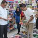 Komisi IV Deprov Gorotalo saat melakukan sidak dan pengawasan terhadap makanan anak yang mengandung zat babi di indomart limboto, Minggu (1/5/2025).(Foto: dok. HUMAS DPRD)