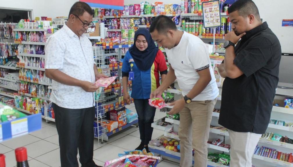 Komisi IV Deprov Gorotalo saat melakukan sidak dan pengawasan terhadap makanan anak yang mengandung zat babi di indomart limboto, Minggu (1/5/2025).(Foto: dok. HUMAS DPRD)