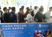 Pencari kerja antre mengikuti Mega Career Expo Jakarta di gedung Serbaguna Senayan, Jakarta, Jumat (17/5/2024).(Foto : Kompas.id)