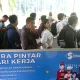 Pencari kerja antre mengikuti Mega Career Expo Jakarta di gedung Serbaguna Senayan, Jakarta, Jumat (17/5/2024).(Foto : Kompas.id)