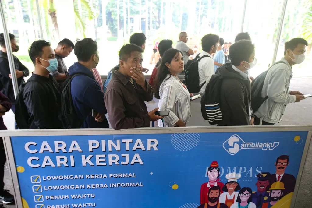 Pencari kerja antre mengikuti Mega Career Expo Jakarta di gedung Serbaguna Senayan, Jakarta, Jumat (17/5/2024).(Foto : Kompas.id)