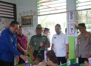 Ketua DPRD Provinsi Gorontalo Idrus M.T Mopili bersama Gubernur Gusnar Ismail saat memantau program MBG, Kamis (31/07/2025). (Foto : Dok. HUMAS)