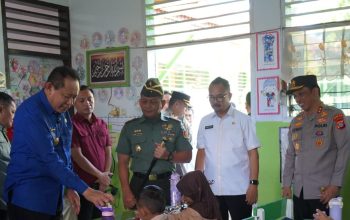 Ketua DPRD Provinsi Gorontalo Idrus M.T Mopili bersama Gubernur Gusnar Ismail saat memantau program MBG, Kamis (31/07/2025). (Foto : Dok. HUMAS)