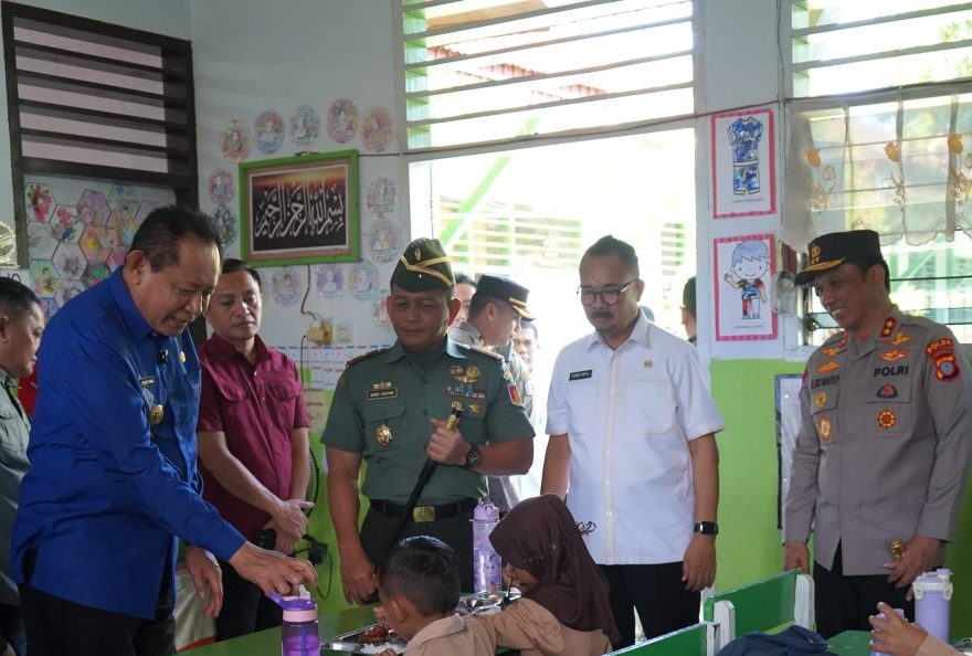 Ketua DPRD Provinsi Gorontalo Idrus M.T Mopili bersama Gubernur Gusnar Ismail saat memantau program MBG, Kamis (31/07/2025). (Foto : Dok. HUMAS)