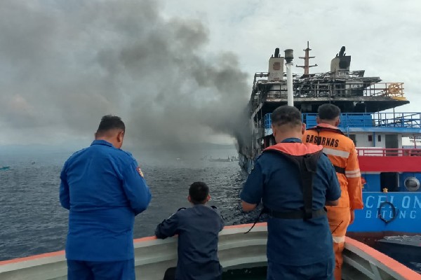 KM Barcelona V Terbakar, Ibu Hamil Tewas di Perairan Talise.(Foto : Dok. Polri)