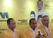 Ketua Umum DPP Partai Golkar, Bahlil Lahadalia, Sekjen Muhammad Sarmudji dan Rusli Habibie saat menggelar Konferensi pers usai pembukaan Musyawarah Daerah (Musda) ke-VI DPD I Partai Golkar Gorontalo, Ahad (26/7/2025). (Foto : Penagar.id/Sucipto Mokodompis)
