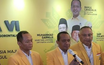 Ketua Umum DPP Partai Golkar, Bahlil Lahadalia, Sekjen Muhammad Sarmudji dan Rusli Habibie saat menggelar Konferensi pers usai pembukaan Musyawarah Daerah (Musda) ke-VI DPD I Partai Golkar Gorontalo, Ahad (26/7/2025). (Foto : Penagar.id/Sucipto Mokodompis)