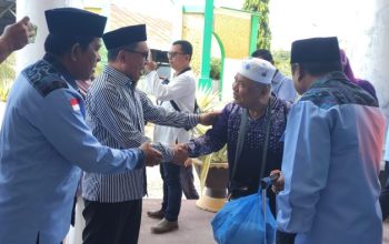 Wakil Ketua DPRD Provinsi Gorontalo, La Ode Haimudin saat menyambut Kepulangan Jemaah Haji Gorontalo.(Foto : Dok. Ist.)