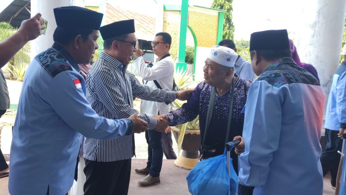Wakil Ketua DPRD Provinsi Gorontalo, La Ode Haimudin saat menyambut Kepulangan Jemaah Haji Gorontalo.(Foto : Dok. Ist.)