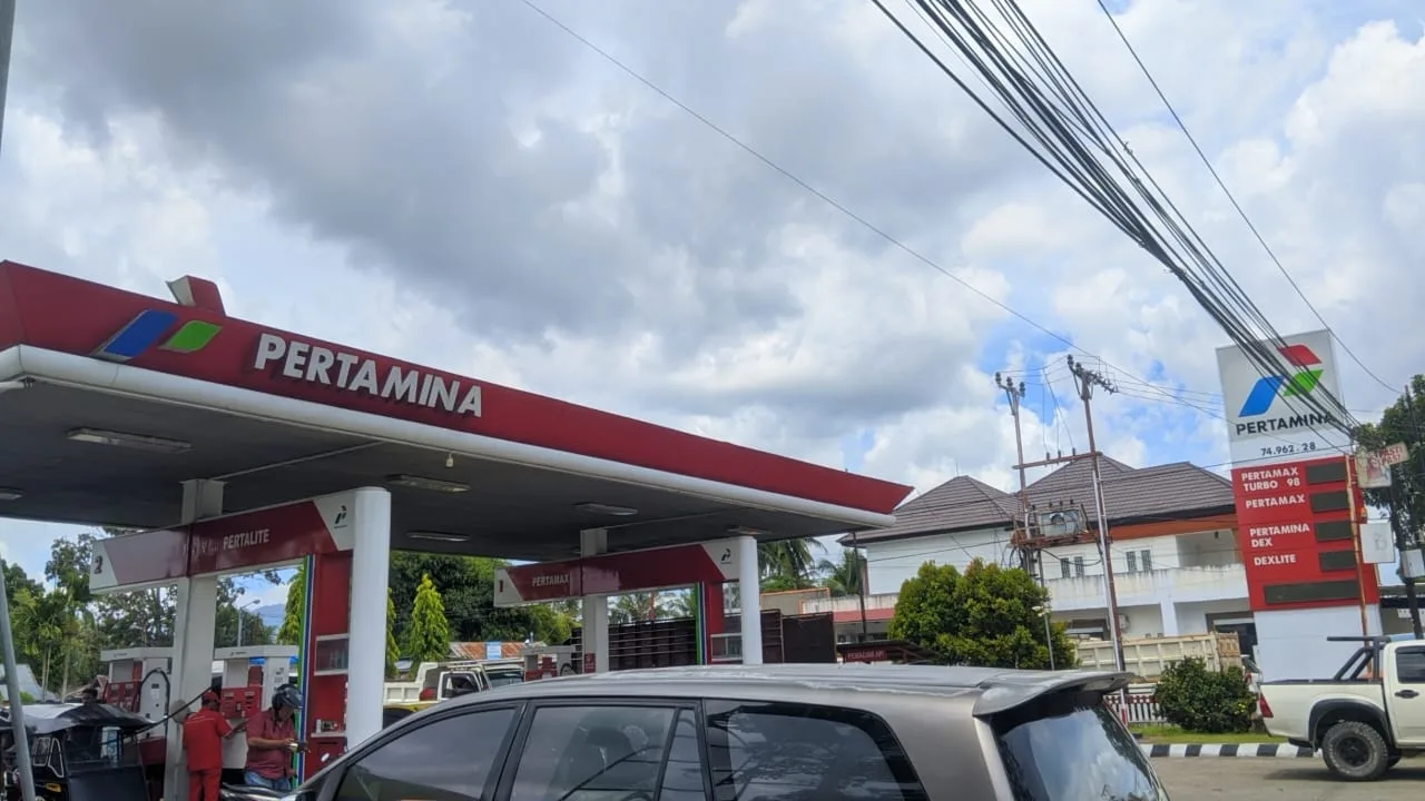 Proses antrian yang ada di SPBU Limboto. (Foto : Dok.Ist.)