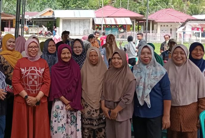 Anggota DPRD Provinsi Gorontalo, Femmy Udoki saat menggelar agenda reses di Desa Olele, Kecamatan Kabila Bone, Kabupaten Bone Bolango, Senin (30/6/2025).(Foto : Ist.)