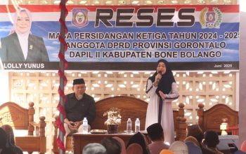 Anggota DPRD Provinsi Gorontalo, Lolly Yunus saat menggelar reses di Desa Popodu, Kecamatan Tapa, Kabupaten Bone Bolango, Senin (1/7/2025). (Foto : Dok. Ist)