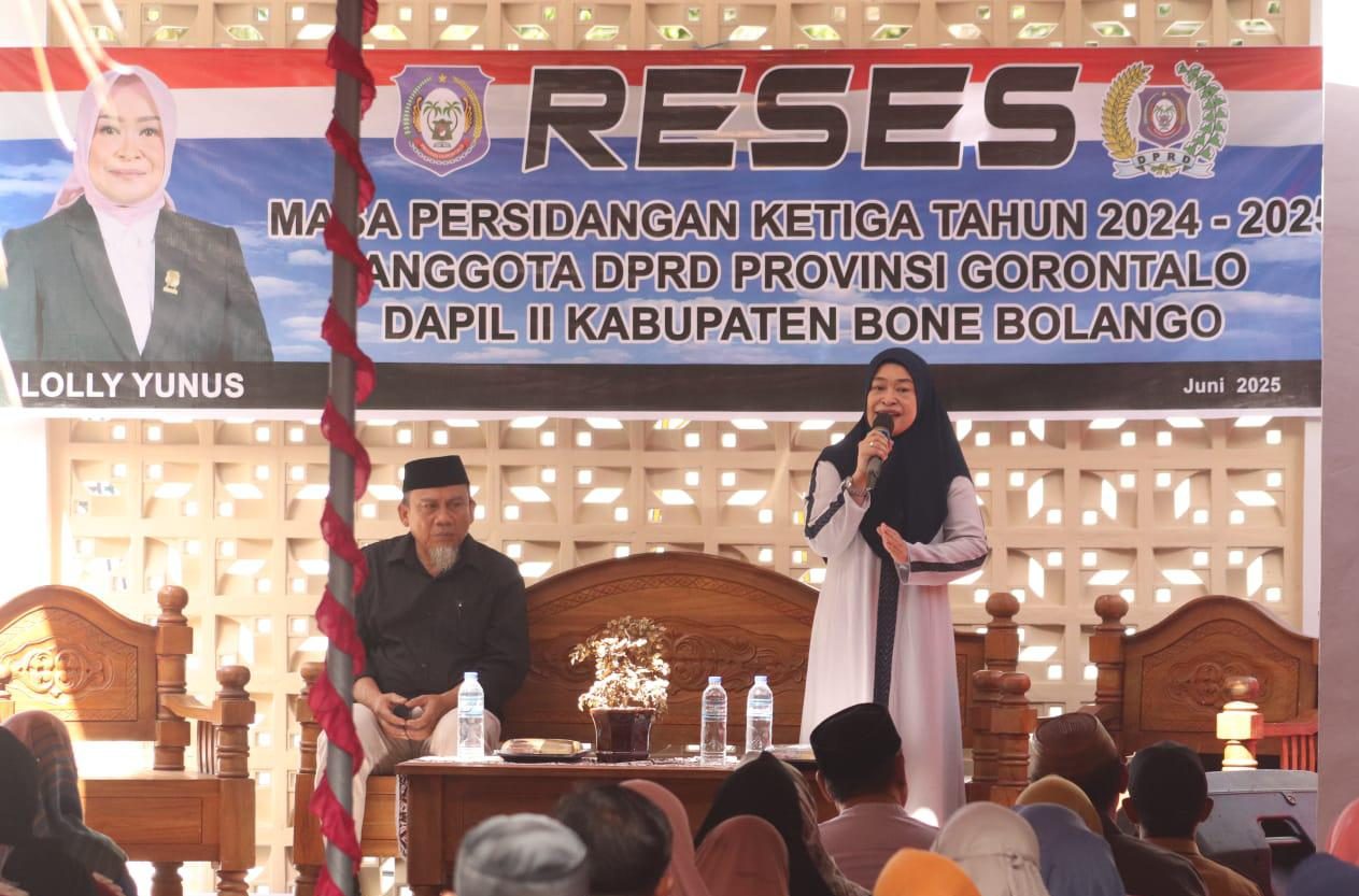 Anggota DPRD Provinsi Gorontalo, Lolly Yunus saat menggelar reses di Desa Popodu, Kecamatan Tapa, Kabupaten Bone Bolango, Senin (1/7/2025). (Foto : Dok. Ist)
