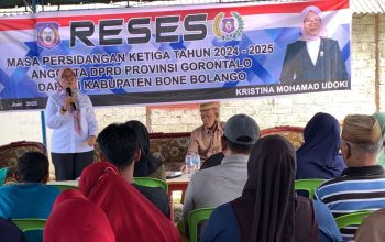 Femmy Udokii saat melaksanakan reses di Desa Botubarani, Kecamatan Kabila Bone, Kabupaten Bone Bolango, Selasa (1/7/2025). (Foto : Dok. Ist.)