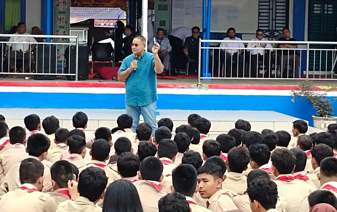 Ketua Umum JMSI, Teguh Santosa saat berbicara di hadapan para siswa dan guru SMP Negeri 1 Padangsidimpuan, Sumatera Utara, Jumat (25/7/2025).(Foto : Dok. JMSI)