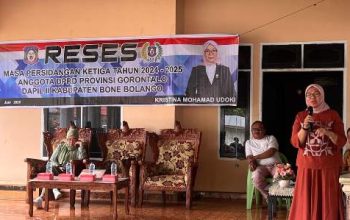 Anggota DPRD Provinsi Gorontalo, Kristina Femmy Udoki saat reses di Desa Olele, Kecamatan Kabila Bone, Kabupaten Bone Bolango, pada Senin (30/6/2025). (Foto : Dok. Ist.)