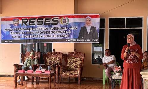 Anggota DPRD Provinsi Gorontalo, Kristina Femmy Udoki saat reses di Desa Olele, Kecamatan Kabila Bone, Kabupaten Bone Bolango, pada Senin (30/6/2025). (Foto : Dok. Ist.)