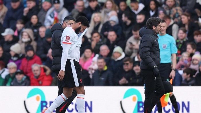 Cedera Achilles, Joe Gomez Pulang Lebih Awal dari Tur Asia. (Foto : (REUTERS/David Klein)