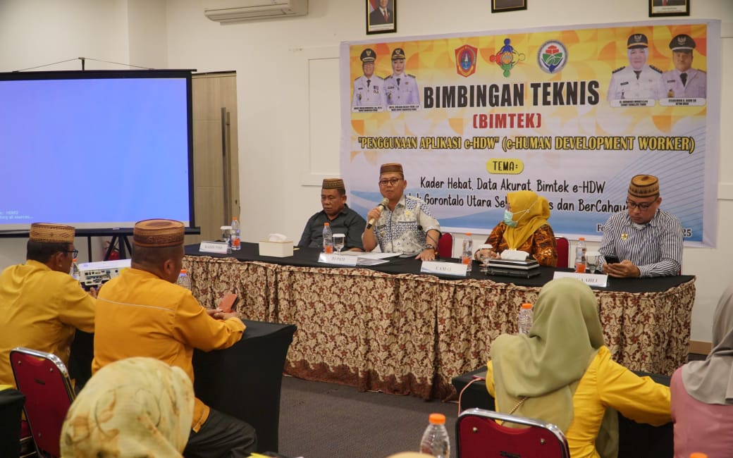 Bupati Gorontalo Utara, Thariq Modanggu saat membuka Bimtek penggunaan aplikasi eHDW yang digelar di Fox Hotel Kota Gorontalo pada Jumat (25/7/2025).(Foto : Dok. Humas)