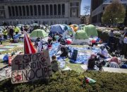 Demonstrasi pro-Palestina di Universitas Columbia, New York, AS, Senin (22/4/2024). (Foto: AP/Stefan Jeremiah)